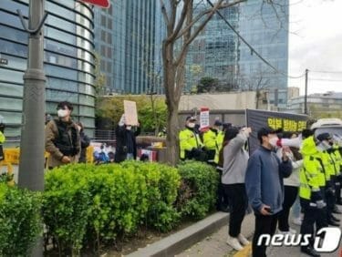 ソウルの日本大使館前で原発処理水の海洋放出に抗議する韓国人大学生団体の「路上での座り込みデモ」